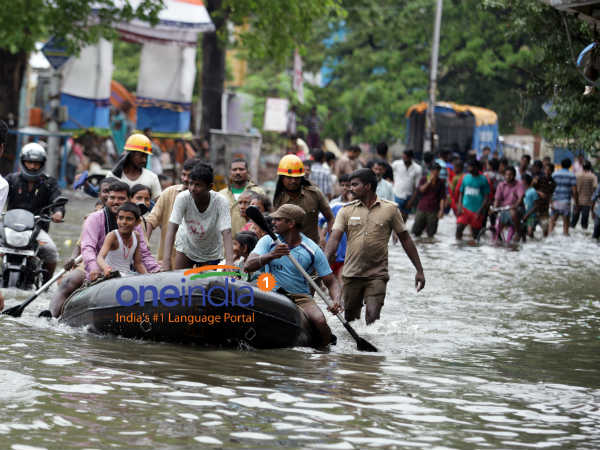 படகுகளில் மீட்புப்பணிகள்