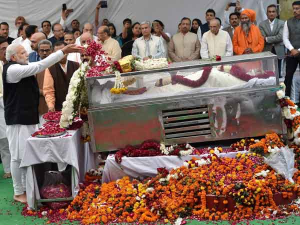 Modi pays homage to Ashok Singhal at RSS office Modi pays homage to Ashok Singhal at RSS office