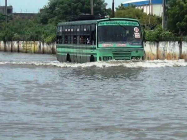 Rain water flooded in Trichy-Chennai NH Rain water flooded in Trichy-Chennai NH
