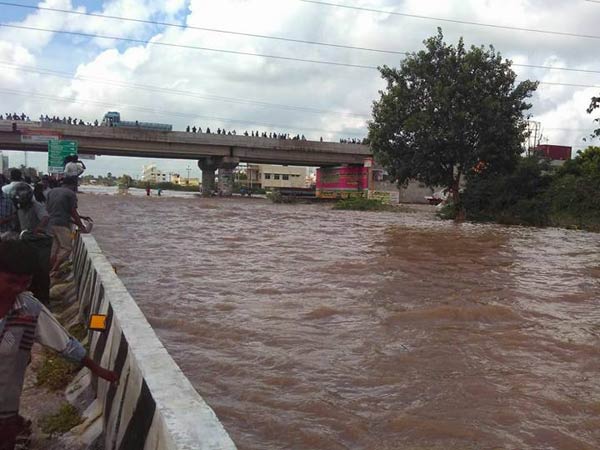 Flash floods inundate 20 localities in Tuticorin - 70 houses damage Flash floods inundate 20 localities in Tuticorin - 70 houses damage