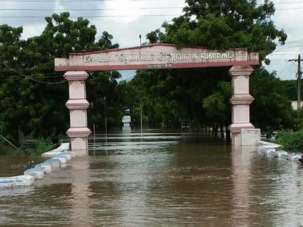 Flash floods inundate 20 localities in Tuticorin - 70 houses damage Flash floods inundate 20 localities in Tuticorin - 70 houses damage