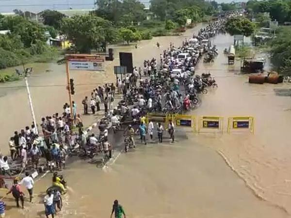 Flood hit people siege Tahsildar Flood hit people siege Tahsildar