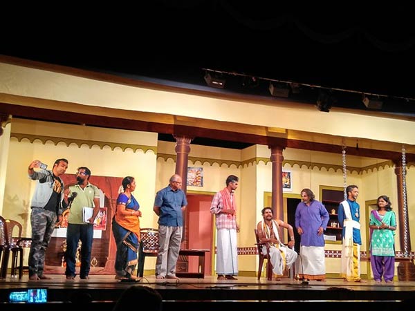 கலக்கும் குழுவினர்: