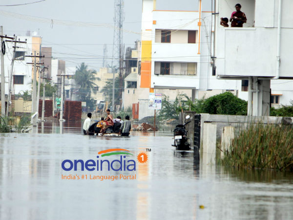 வெள்ளம் சூழ்ந்த பள்ளிக்கரணை