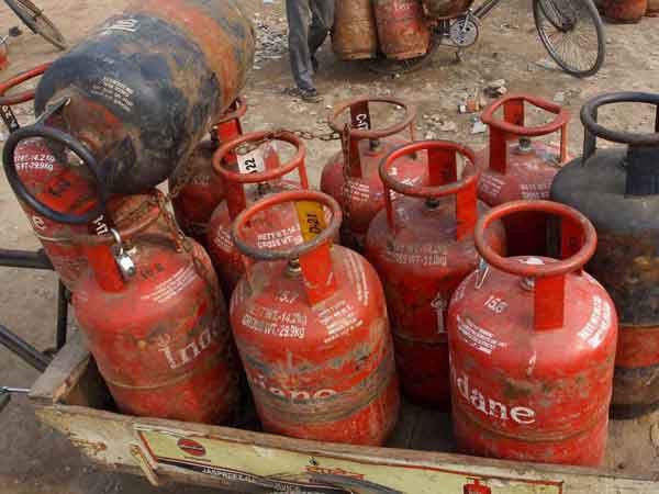 Non-subsidised LPG cylinder rate hiked by Rs 61.50 Non-subsidised LPG cylinder rate hiked by Rs 61.50