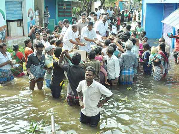 Water recedes, ministers face anger of Chennai residents... Water recedes, ministers face anger of Chennai residents...