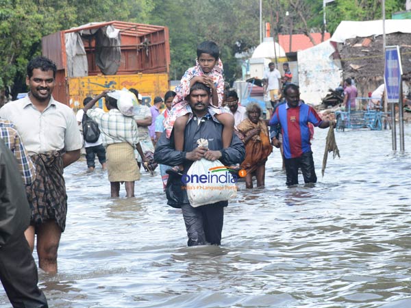 அடையாறில் பெருகிய வெள்ளம்