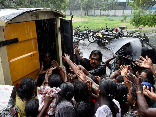 குடும்பத்துடன் நிவாரணம்