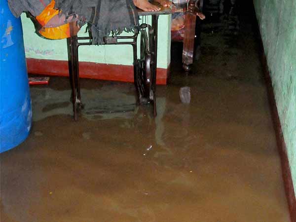 வீடுகளுக்குள் வெள்ளம்