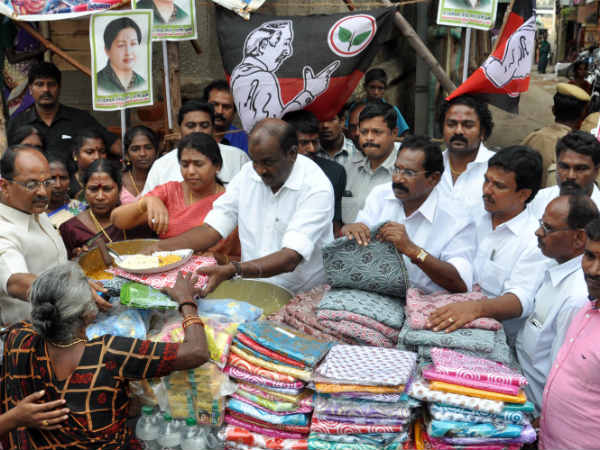 அமைச்சர்கள் நிவாரண பொருட்கள்