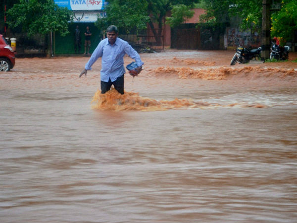 Cuddalore people became refugees on flood Cuddalore people became refugees on flood