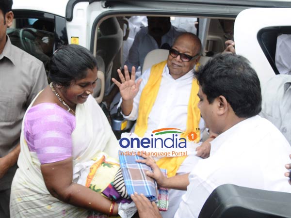 Karunandhi visitsc Chennai flood hit area Karunandhi visitsc Chennai flood hit area