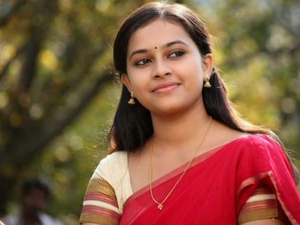 Sridivya Donates 10 Lakhs Sridivya Donates 10 Lakhs