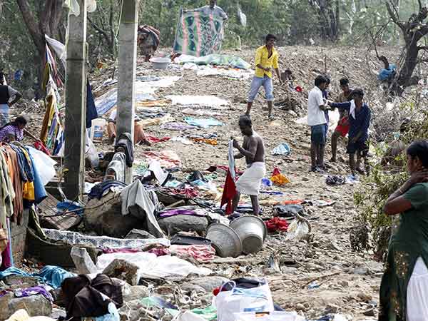 வெளிநாடுகளில் இருந்து பணம் அனுப்புவோர்,