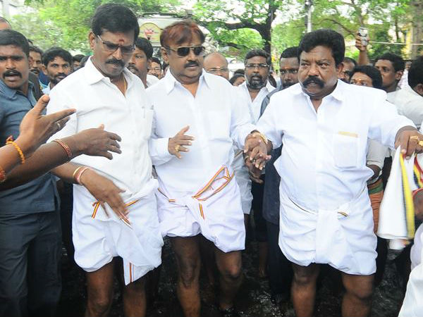 வீழ்ந்து எழும் கேப்டன்