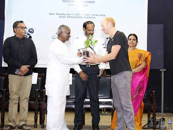 இளையராஜாவிடம் சான்றிதழ்