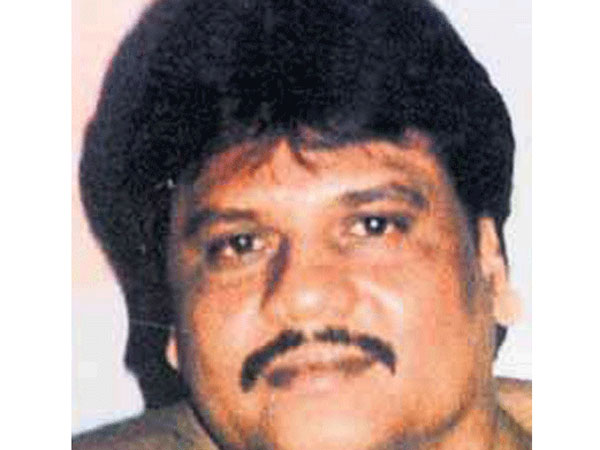 தூர நின்றுதான் பேச முடியும்