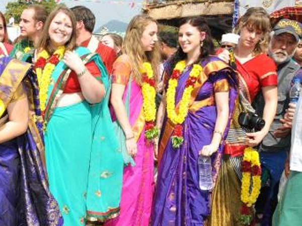 வேட்டி, சேலையில் வெள்ளைக்காரர்கள்