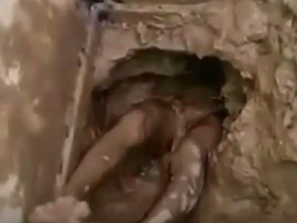 கழிப்பறை வழியாக...
