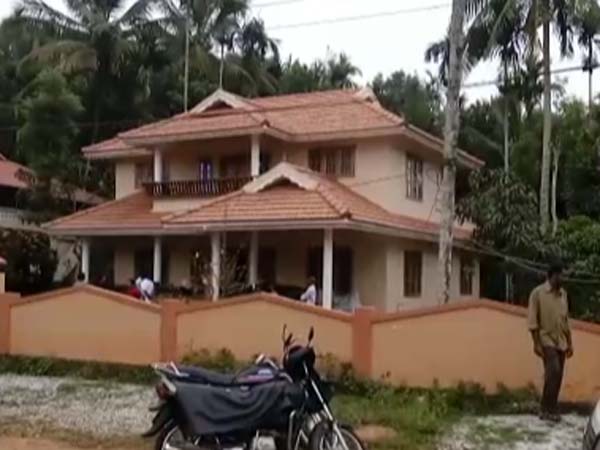 கேரள வங்கி அதிகாரி வீட்டில் மாவோயிஸ்டுகள் தாக்குதல்... காருக்கும் தீ வைப்பு - போலீசார் விசாரணை 