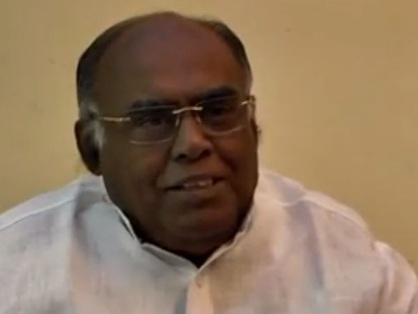 ஹெலிகாப்டரை கும்பிடுகிறார்கள்