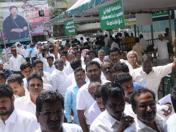 அதிமுகவில் குவியும் மனுக்கள்