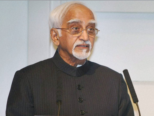 அரசின் கட்டுப்பாட்டில் லோக்சபா.. அன்சாரி கட்டுப்பாட்டில் ராஜ்யசபா