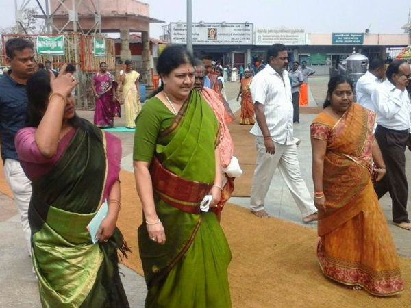 Sasikala visits Madurai Meenakshi temple Sasikala visits Madurai Meenakshi temple