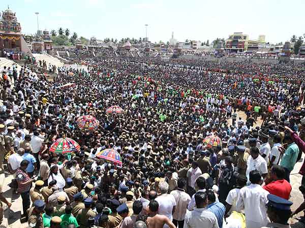 மக்கள் வெள்ளம்...