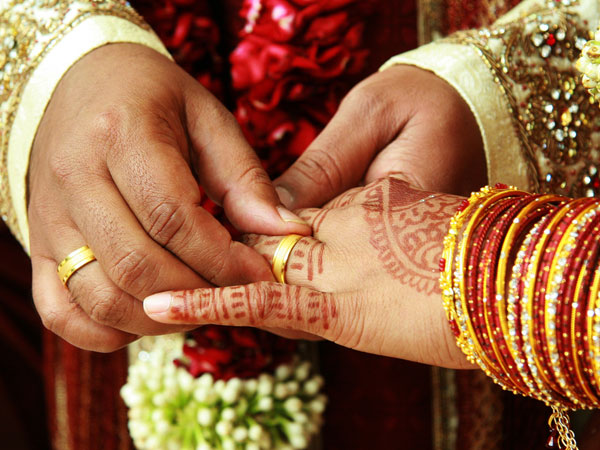 Groom forces bride to dance to item song Groom forces bride to dance to item song