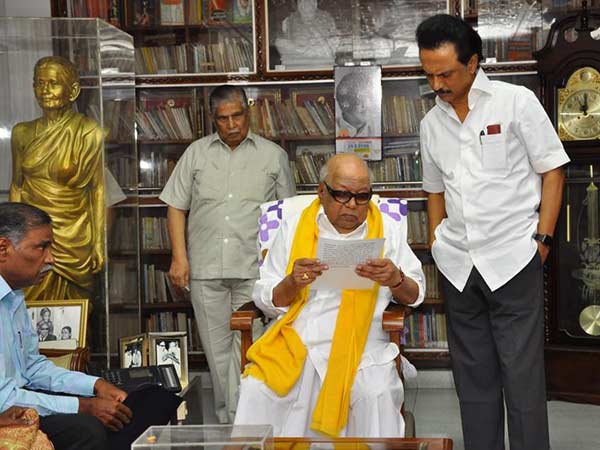 DSP Vishnupriya's father meets Karunanidhi DSP Vishnupriya's father meets Karunanidhi