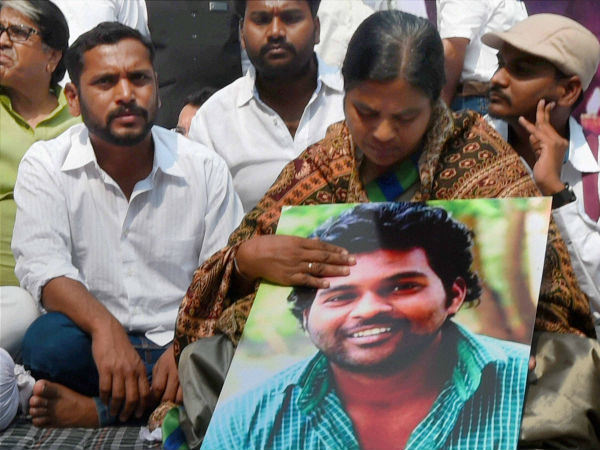 Barred from entering campus, Rohith Vemula's mother holds sit-in protest outside HCU campus Barred from entering campus, Rohith Vemula's mother holds sit-in protest outside HCU campus