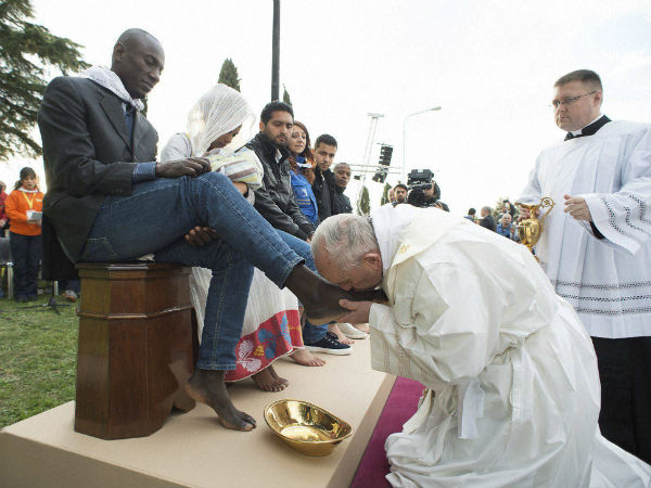 Pope Francis washes feet of Muslim refugees Pope Francis washes feet of Muslim refugees