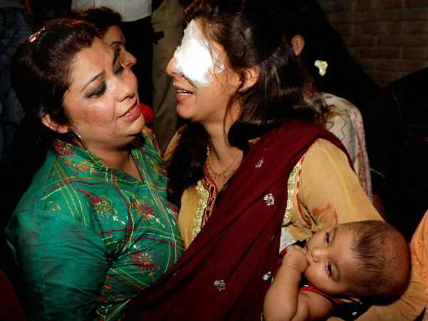 Suicide blast in Lahore park kills 65 people Suicide blast in Lahore park kills 65 people