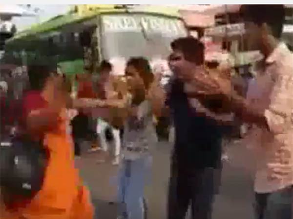 Flash Mob.. பஸ் ஸ்டாண்டில் ஆடிய இளம் பெண்: கன்னத்தில் பளார் விட்டா அம்மா- வைரல் வீடியோ