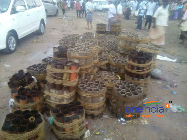  மாவட்ட நிர்வாகம் அனுமதி மறுத்தும் வானவேடிக்கை நடத்திய கோவில் நிர்வாகம்
