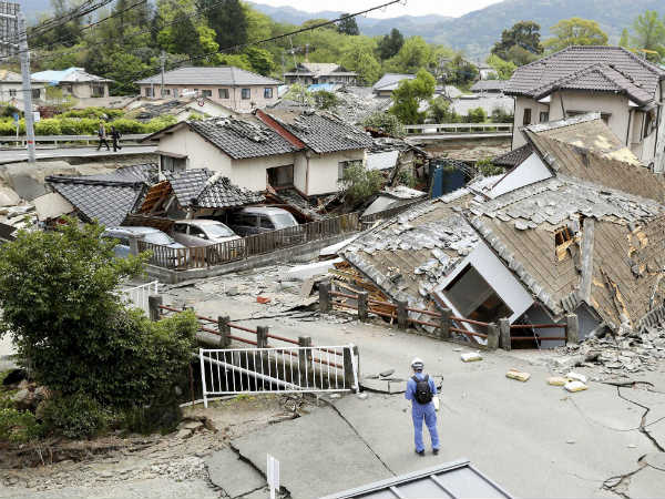 Fearing more quakes, people sleep in cars in Japan Fearing more quakes, people sleep in cars in Japan