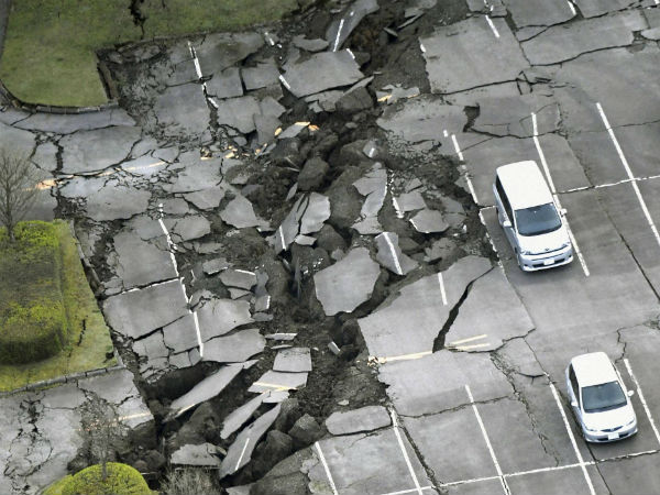 Fearing more quakes, people sleep in cars in Japan Fearing more quakes, people sleep in cars in Japan