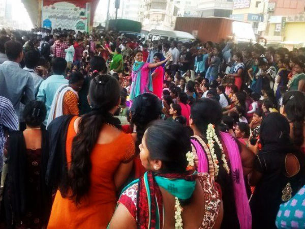Traffic hit badly at Hosur road in Bangalore as garments employees jump in protest Traffic hit badly at Hosur road in Bangalore as garments employees jump in protest