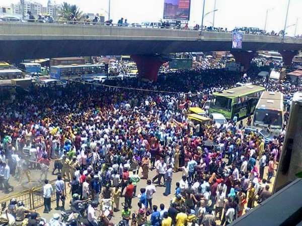 Traffic hit badly at Hosur road in Bangalore as garments employees jump in protest Traffic hit badly at Hosur road in Bangalore as garments employees jump in protest