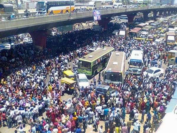 Traffic hit badly at Hosur road in Bangalore as garments employees jump in protest Traffic hit badly at Hosur road in Bangalore as garments employees jump in protest
