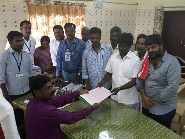 Lyricist Jayamkondan files nomination at Jayamkondam Lyricist Jayamkondan files nomination at Jayamkondam