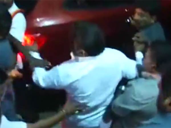 Vijayakanth beaten up his security guard in Vallioor Vijayakanth beaten up his security guard in Vallioor