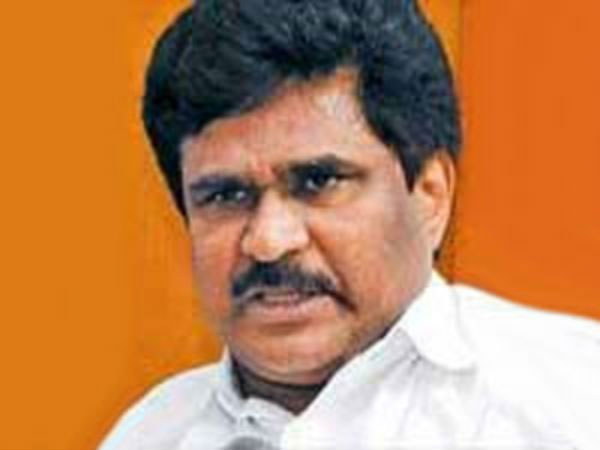 மக்கள் வரிப்பணத்தை வீணடிக்க ஒரு முதல்வரா
