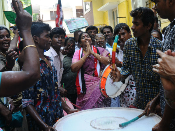 குழந்தையை கொஞ்சி