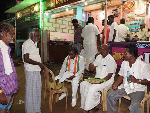 H Vasanthkumar visits roadside eatery H Vasanthkumar visits roadside eatery