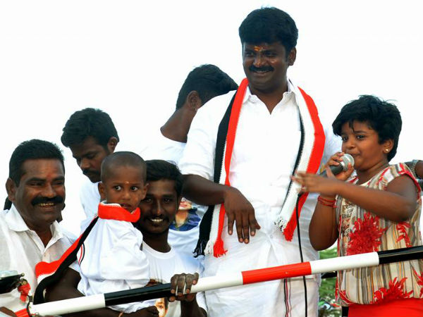 Vijayabaskar's family campaigns for him Vijayabaskar's family campaigns for him