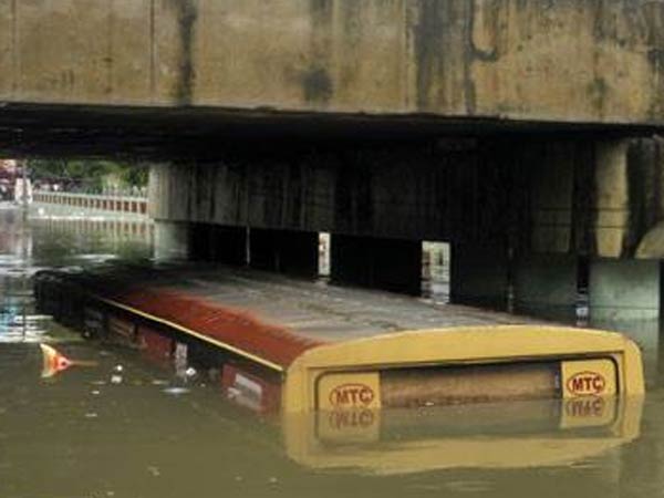 மக்களும் அகலவில்லை