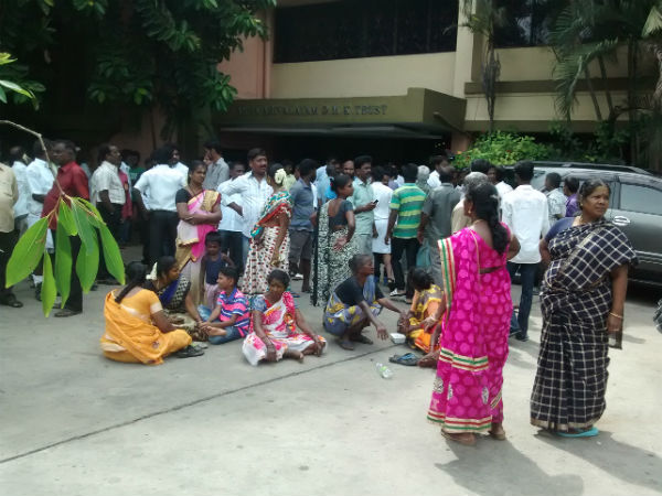 DMK headquarters Anna Arivalayam sad look DMK headquarters Anna Arivalayam sad look