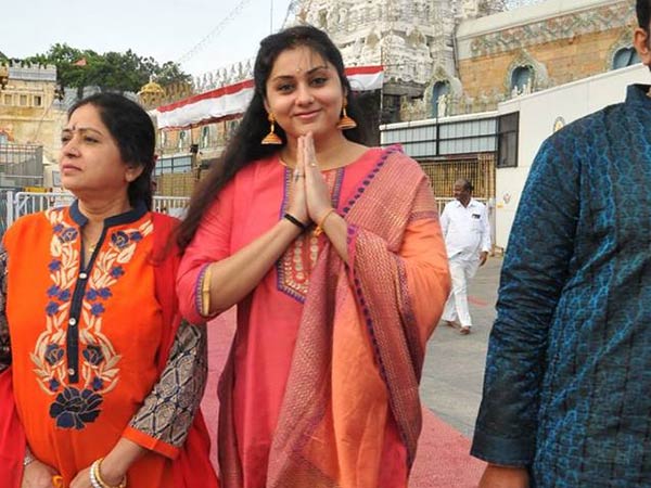 Namitha's Thanks Giving visit to Tirumala Namitha's Thanks Giving visit to Tirumala